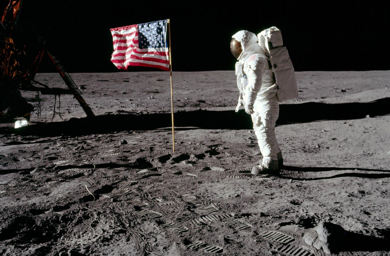 La bandera que parece ondear y el vacío sin estrellas.